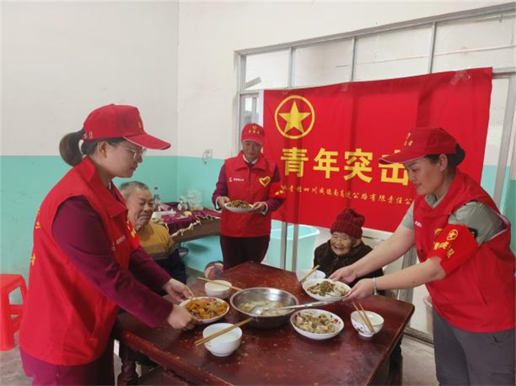 10.10+ 芦溪+芦溪收费站开展“敬天下老人,扬中华美德”志愿活动 (2).png