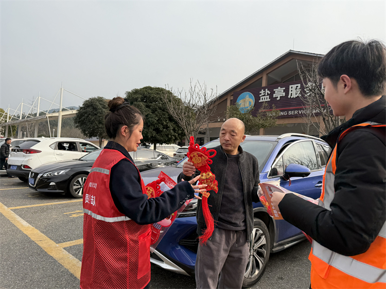 1.20+盐亭服务区+绵阳管理处服务(停车)区联合路产管护三大队开展“情满旅途、蜀道相伴”春运服务保障活动2.jpg
