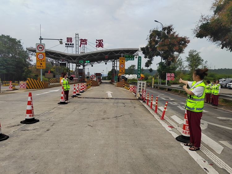 9.11+芦溪+芦溪站开展国庆中秋双节缓堵保畅应急演练 (2).jpg