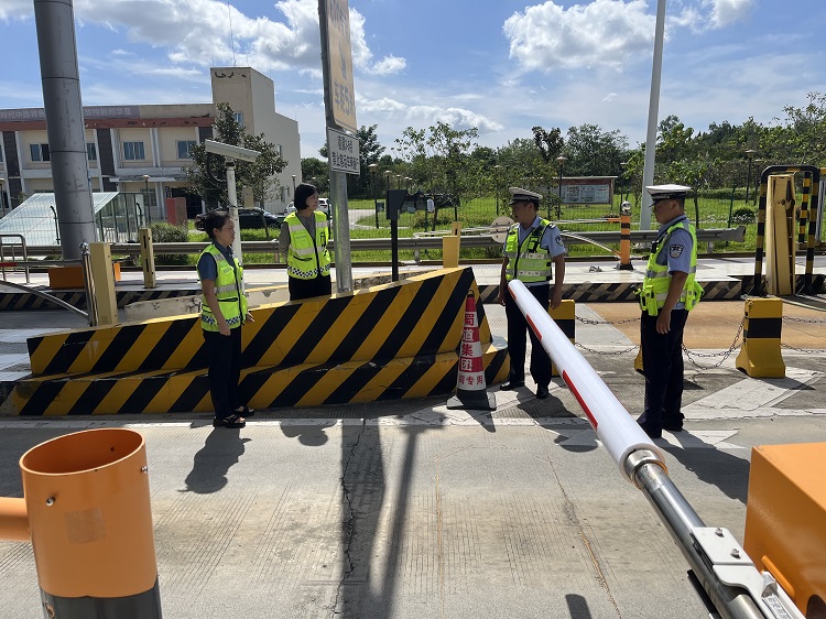 9.19+长明+游仙长明、高新区收费站联合高速公安进行摩托车闯关研讨筑牢高速公路安全防线.jpg
